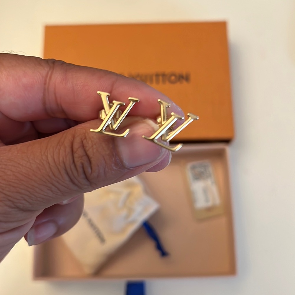 SALE ! LV iconic earrings 300 on v e n m o this week only!
